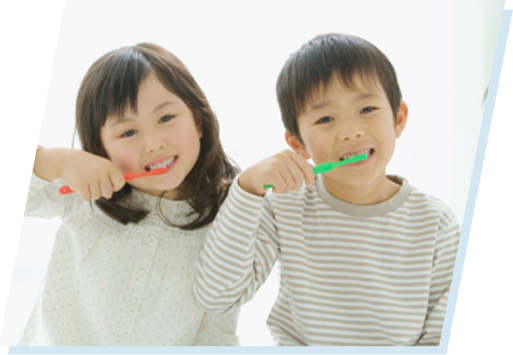 歯磨きする子供