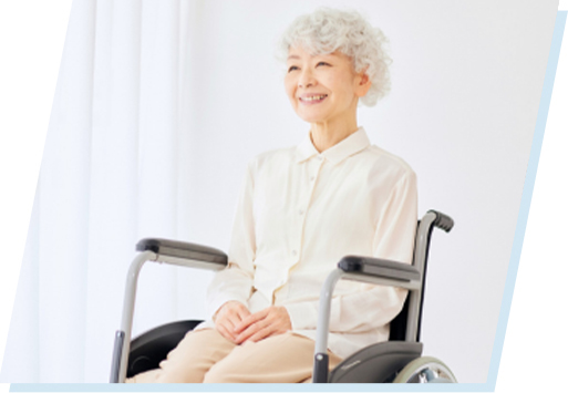 車いすに乗る女性