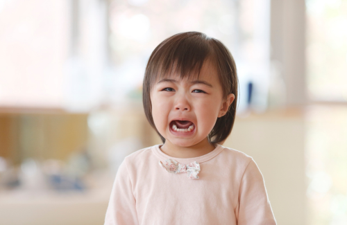 泣いている子供